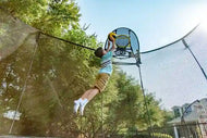 Charger l&#39;image dans la visionneuse de galerie, young boy playing basketball with a springfree trampoline ball
